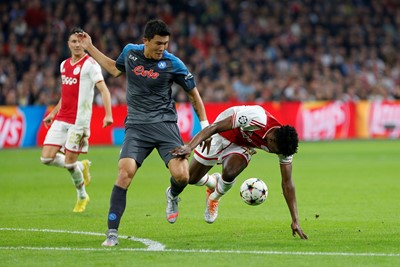 Ajax struikelt en is zichzelf totaal kwijt. © De Brouwer