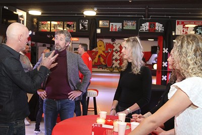 Edwin van der Sar krijgt uitleg van de maker, Hans Jouta. © SV Ajax