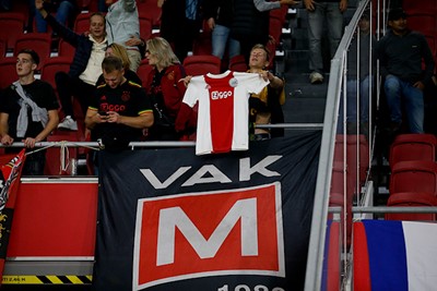 Verliefd op Ajax! Dat zijn we ook in slechte tijden. © De Brouwer