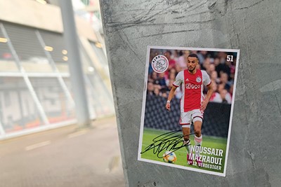 Ook voetbalplaatjes worden overal geplakt, hier is Nous. © Ajax Life