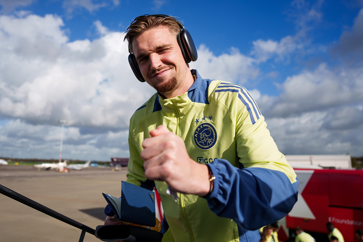 Ajax met Taylor, Hato en twee Japanse stagespelers naar Como