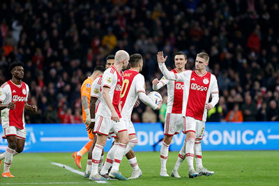 Hatsa! Nummer honderd! Laat dat even op je inwerken. © De Brouwer