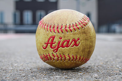 Bij bestellingen boven de tachtig euro krijg je tijdelijk een Ajaxhonkbal cadeau. © Ajax Life
