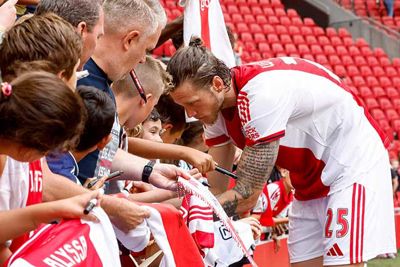 De spits nam veel tijd voor de jongste fans. © Pro Shots