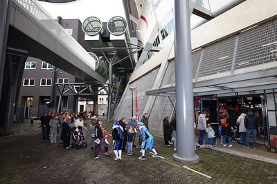 Een dikke rij voor het supportershome. © De Brouwer