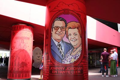 Behalve Ajacieden, zien we iconen van de stad Amsterdam. © Ajax Life