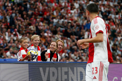 Interactie tussen de ballenjongen en Berghuis. Mooi dat koppie. © De Brouwer