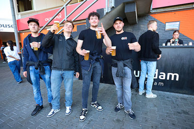 Proost, mannen! © De Brouwer