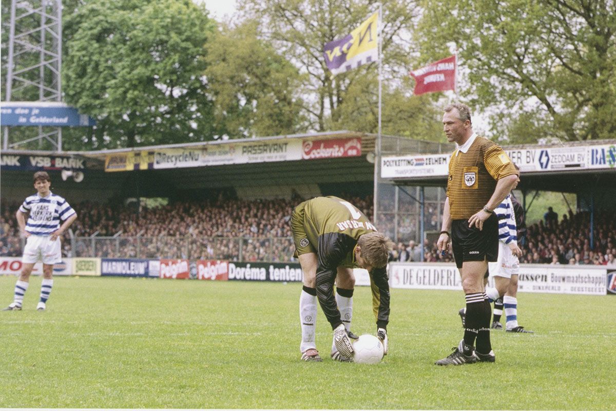 Dick Jol
Van der Sar scoort 
Van der Sar maakte zijn enige doelpunt in zijn profcarrière op 3 mei 1998 tijdens de uitwedstrijd tegen De Graafschap. In de 85ste minuut mocht Van der Sar bij een 0-7 stand op het scorebord vanaf 11 meter aanleggen tegenover de Graafschap-doelman Ron Olyslager. Ajax won uiteindelijk met 1-8. (bron: Wikipedia)