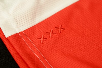 De drie andreaskruisjes keren terug op het shirt, dit keer aan de voorkant. © Ajax Life