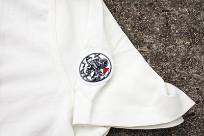 Hier zit het klassieke logo op de mouw. © Ajax Life