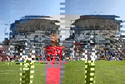 Ajax Jonge Schare Ambassadeur Fitz-Jim signeerde een shirt als prijs! © De Brouwer