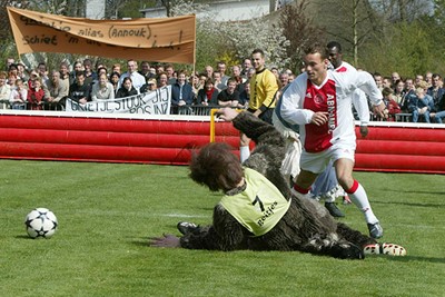 Eén van de zeven geitjes voert een stevige charge uit op Sneijders onderstel. © Ajax Images