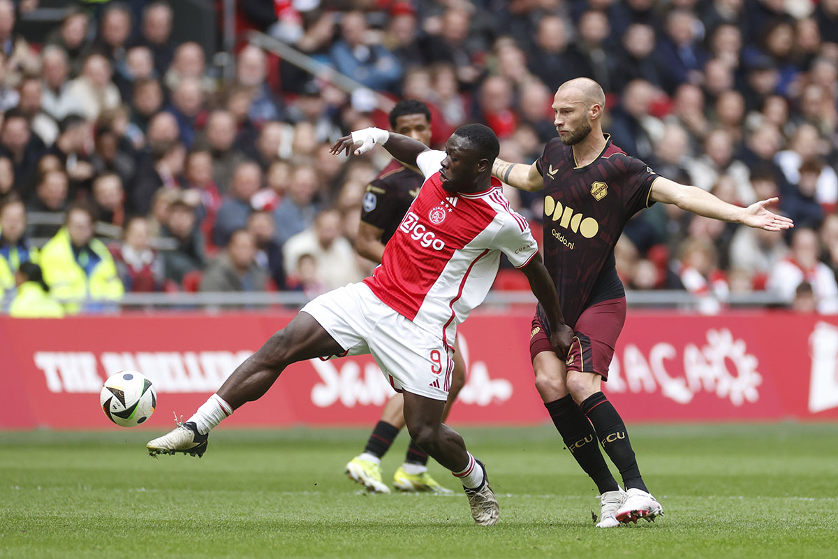 Brobbey noemt keuze voor systeem met vijf verdedigers verstandig