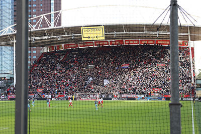 Zucht... De VAR grijpt in en Makkelie keurt de goal af. © De Brouwer