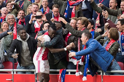 Traoré viert de 4-1 tegen Lyon met het uitzinnige publiek. © Pro Shots