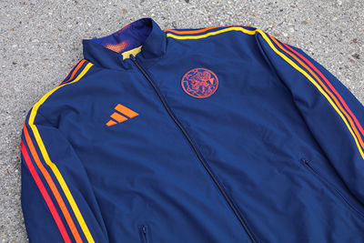 Het trainingsjack van de ene kant... © Ajax Life