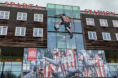 De andere kant van het stadion oogt stukken moderner. © Ajax Life