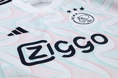 We zien een patroon van roze en mintgroene golven. © Ajax Life