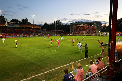 Langzaam verdwijnt de zon boven Tolka Park. © De Brouwer