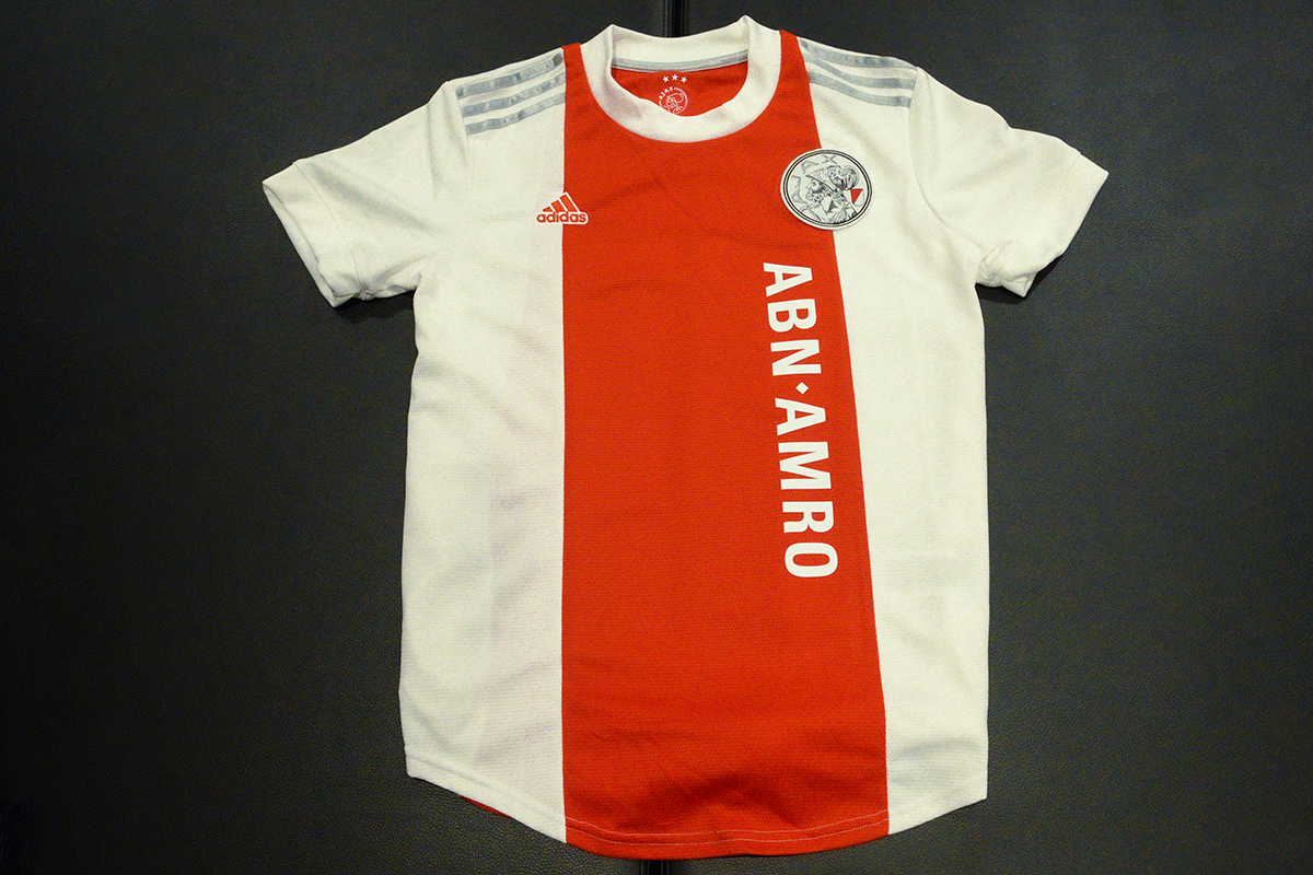 Ajax presenteert klassiek thuisshirt met oude logo!