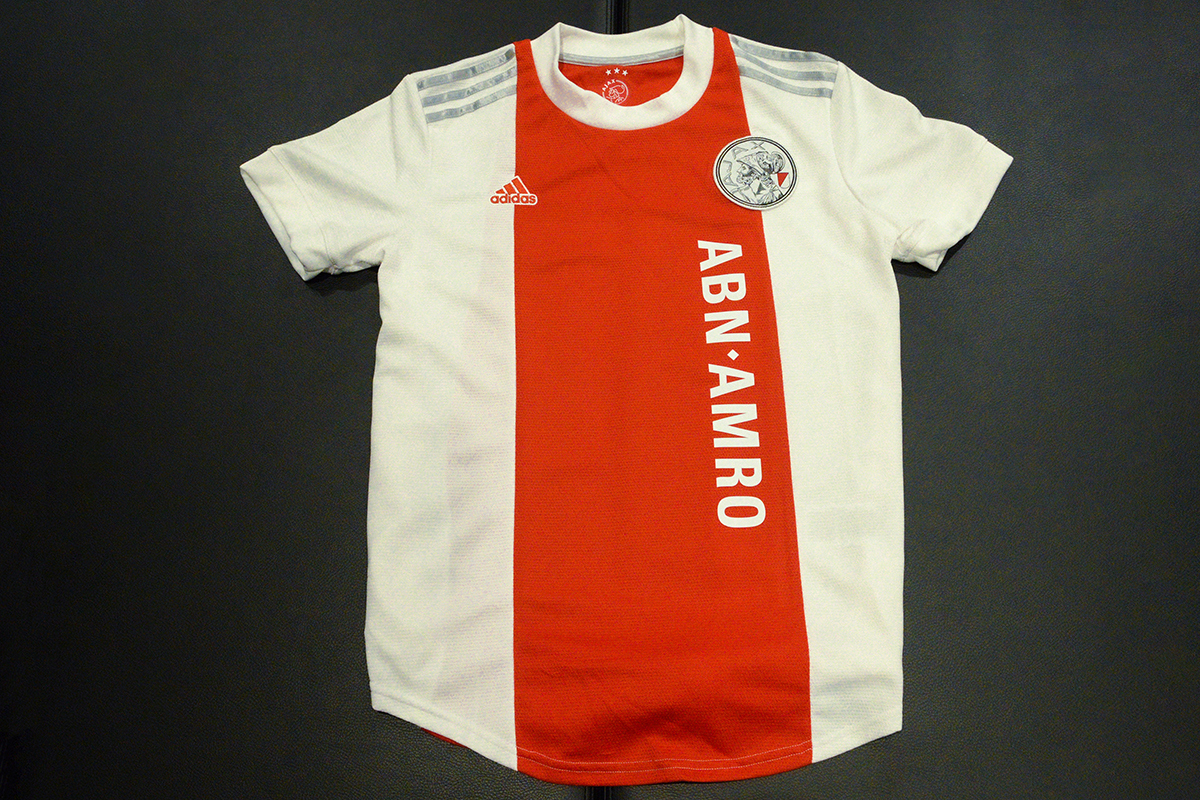 Ajax presenteert klassiek thuisshirt met oude logo!
