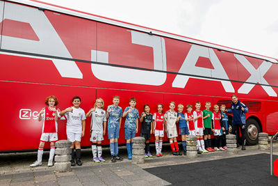 Lucky parkeerde de spelersbus ook in Leusden. © Pro Shots