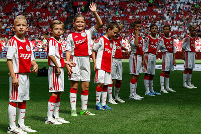 Deze prijswinnaartjes van de Ajax Kids Club vormen een prachtige erehaag. © Pro Shots