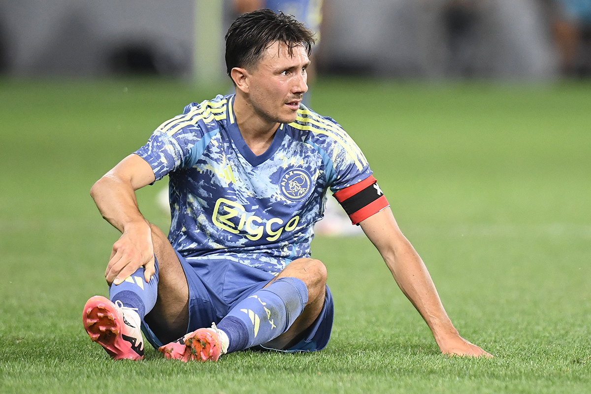 Farioli: ‘Mooi gebaar van Henderson om band aan Berghuis te geven’