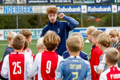 Goed luisteren naar de trainer. © Pro Shots