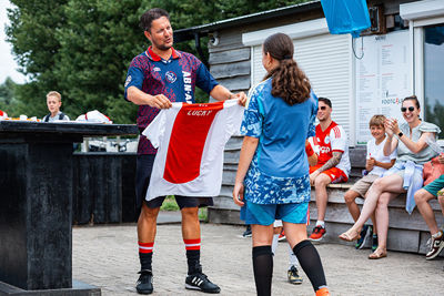 Een Luckyshirt voor deze dame, die iets minder lucky was. © Pro Shots