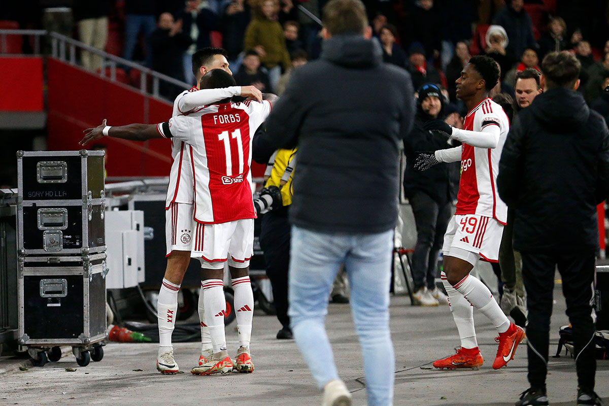 Flets Ajax laat supporters viermaal opveren tegen RKC