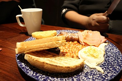 Stevig Engels ontbijtje als bodem voor de dag. © De Brouwer