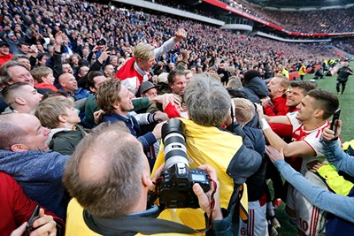 Neres is even niet zichtbaar na zijn treffer tegen PSV. © AFC Ajax