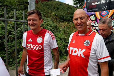 Dat shirt rechts zien we dadelijk een stuk groter. © De Brouwer