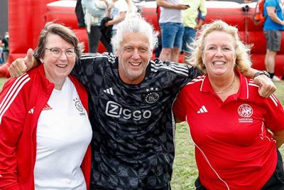 Ook Pasveer wilde op de foto met onze vrijwilligers. © Pro Shots