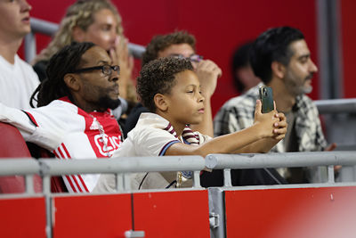 Hij checkt alvast hoe laat Ajax zaterdag tegen Excelsior speelt. Tot dan! © De Brouwer