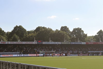 Met 28 graden is het behoorlijk warm op de tribunes en het veld. © SV Ajax