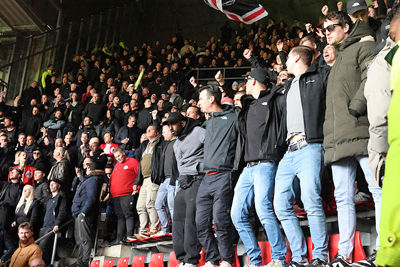 Op de banken! © De Brouwer