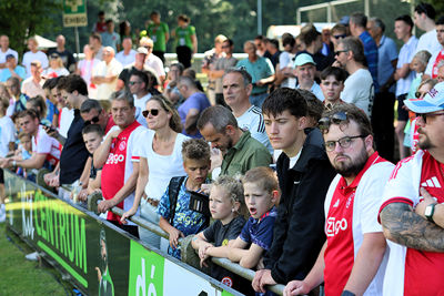 We zien een boel Ajaxshirtjes. Mooie dingen! © SV Ajax