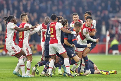 Tijdens verhitte duels met PSV houdt ook Álvarez zijn kop er niet bij. © Pro Shots
