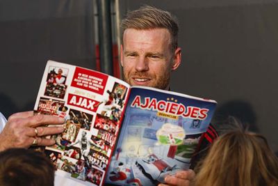 Klaassen kijkt of hij zelf ook in het blad staat. Spoiler: jazeker! © Pro Shots