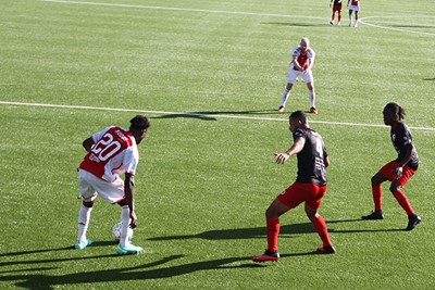 Klaassen wil hier heel graag de bal, maar Kudus besluit anders. © SV Ajax