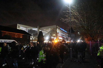 Op naar de auto, trein of bus. © De Brouwer