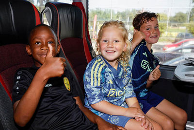 Snel een kijkje nemen in de spelersbus. Gaaf! © Pro Shots