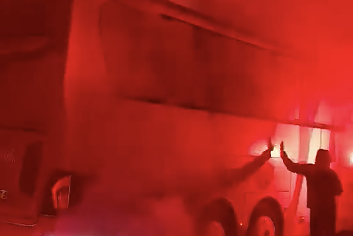 Ajax in Amsterdam met vuurwerk onthaald na bereiken bekerfinale