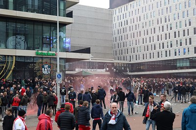 Het is al vroeg druk rondom de Johan Cruijff Arena. © De Brouwer