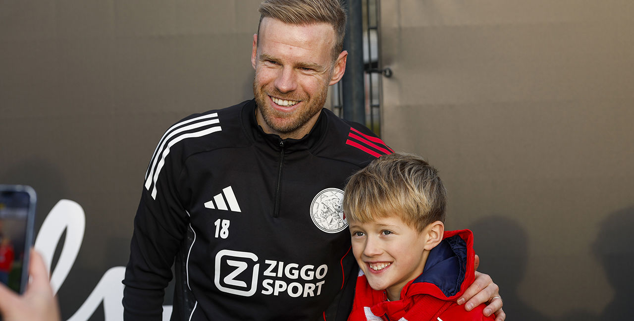 Uitreiking Special Ajaciedjes Aan Spelers 075