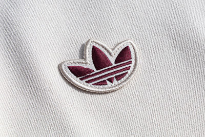 We zien het klassieke Adidaslogo op de kleding. Tof! © Ajax Life