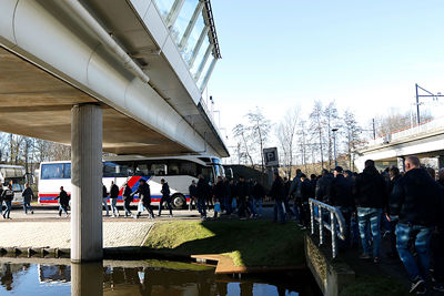 Er staan vijf bussen klaar voor in totaal 249 Ajacieden. © De Brouwer